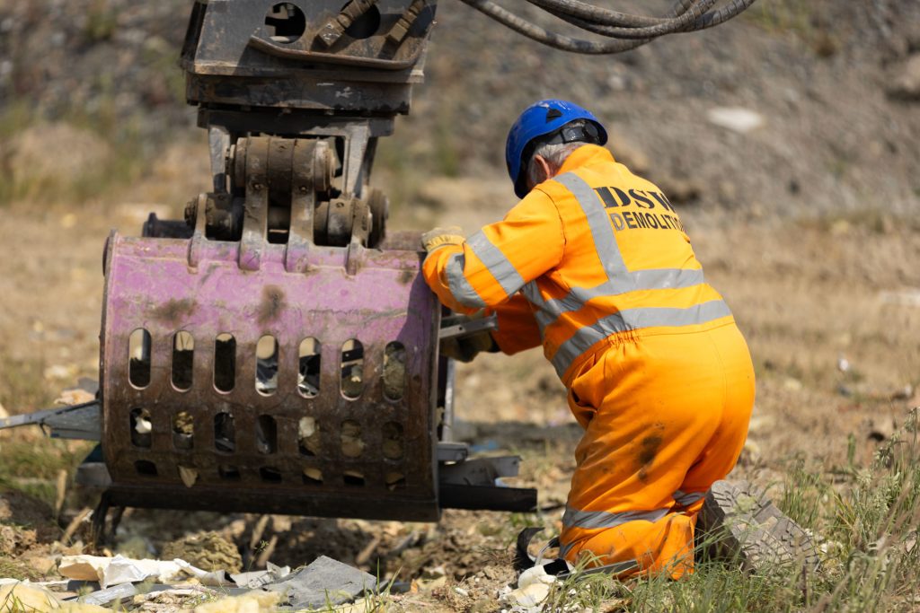 _33A7839 DSW Engineer connecting bucket to excavator